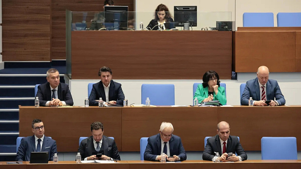 Премиерът и шестима министри на парламентарен контрол в петък