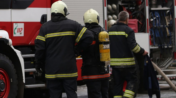 Мъж загина, а жена е обгазена след голям пожар в жилищен блок в Сливен