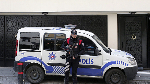 Най-малко три жертви при стрелба пред съда в Истанбул