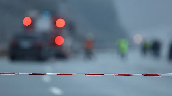 Загинал и ранен при катастрофа между микробус и тир на АМ „Тракия“