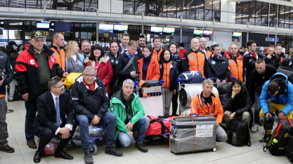 Предпоследната група антарктици отпътува от летището в София