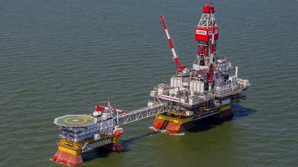 Украйна удари за първи път руска нефтена платформа в Каспийско море