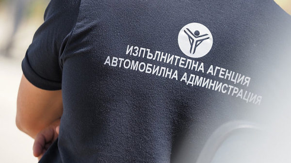 Служителите, поискали подкуп от екипа на Роби Уилямс остават в ареста