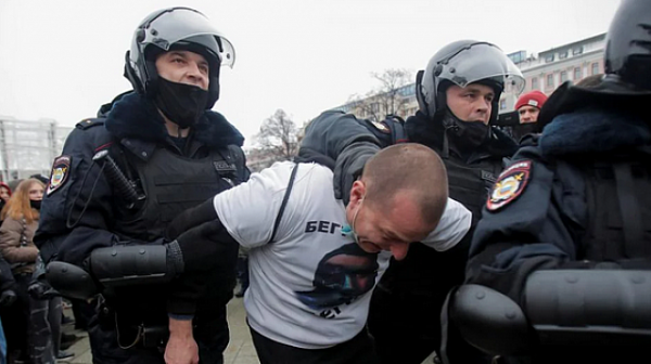 В Москва се уплашиха от митинг срещу мобилизацията - викат полицаи с палки по тревога