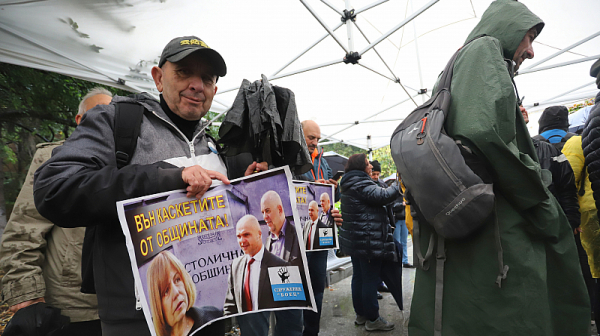 Протестиращи: Г-жо Фандъкова, ако Иванов бе пребил вашата дъщеря, щяхте ли да го вземете на работа?