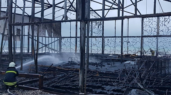 Дискотеката на Северния плаж в Бургас изгоря. Има пострадал