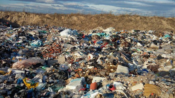 Испански боклук в българска река. Нерегламентирано сметище край р. Чая