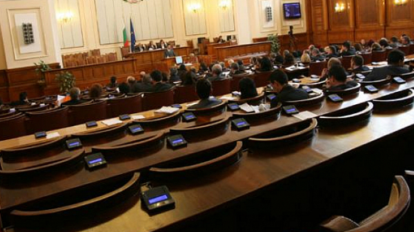 Депутатите не събраха кворум за началото на днешното заседание. В зала не влязоха ГЕРБ-СДС, ДБ и ПП