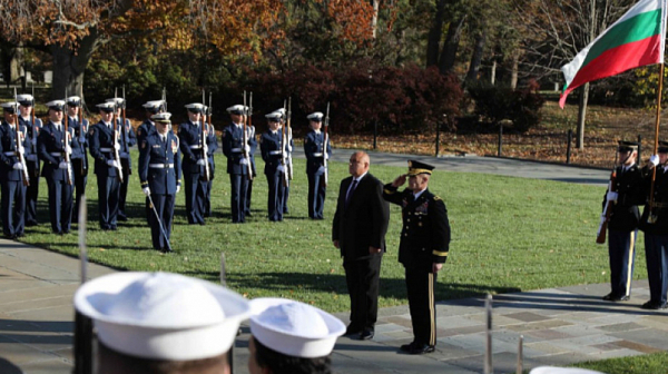 С 21 оръдейни залпа посрещнаха премиера Борисов пред Мемориала на Незнайния воин в ”Арлингтън”