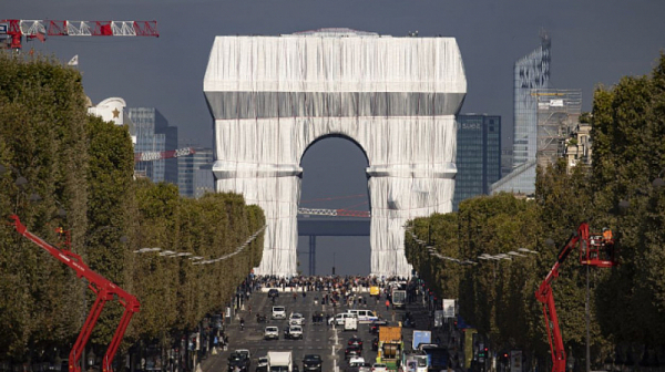 Стотици се стекоха да видят опакованата Триумфална арка в Париж