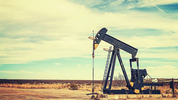 За първи път от близо година: Цената на нефта падна под 76 долара