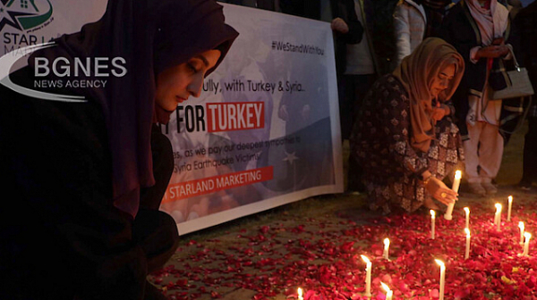 Спуснати наполовина знамена в знак на на съпричастност с Турция и Сирия
