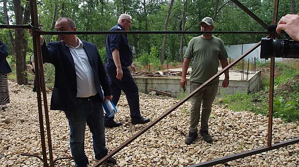 Скандалът „Баба Алино“: Държава и инвеститори ще спорят в съда за 1 километър ограда