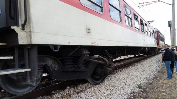 Десетки пътници блокирани във влака Бургас-София заради авария