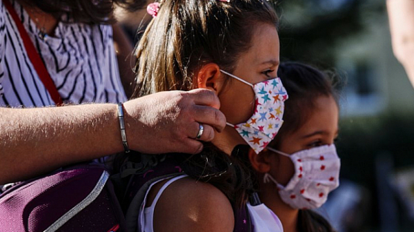 Франция въвежда задължително носене на маски за деца над 6 години