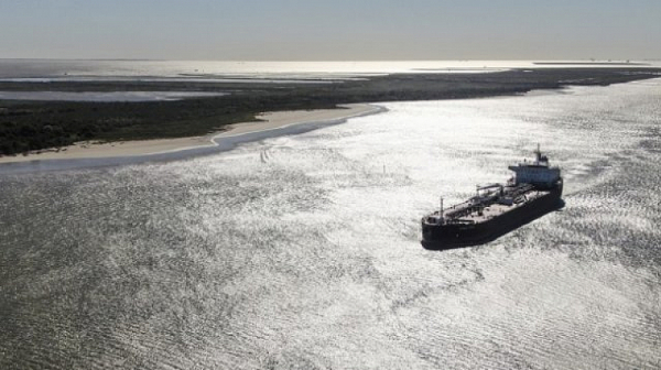 Пирати отвлякоха част от екипажа на датски петролен танкер