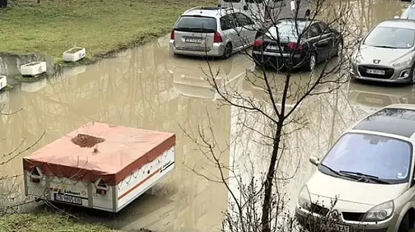 Теч на питейна вода наводни десетки автомобили в столичния кв. „Лагера“