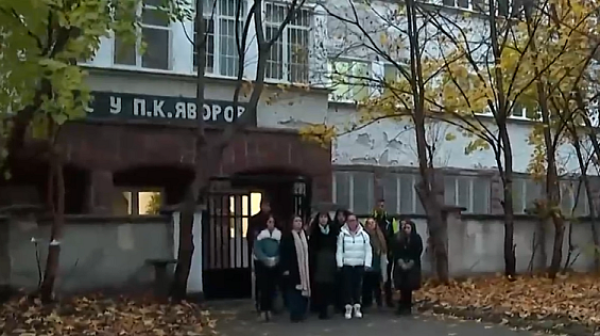 Училищен бой излезе извън контрол: Родители и леля се сбиха, полицията се намеси