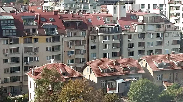 Сделките с имоти се свиват до нивата от пандемията, но цените растат