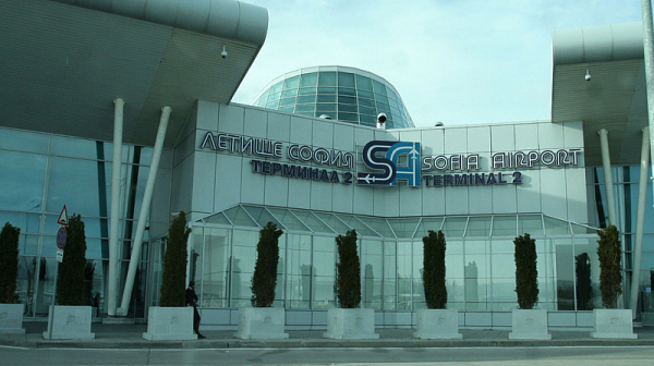 Самолет кацна аварийно на летище София заради починал пасажер