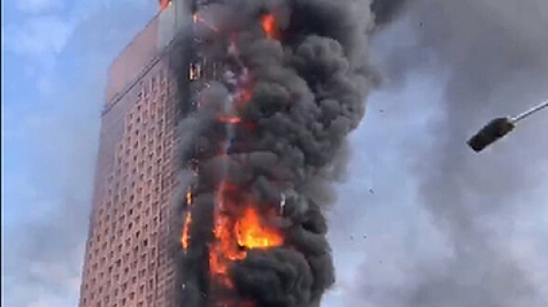 Огромни пламъци обхванаха небестъргач в Китай, има жертви /видео/