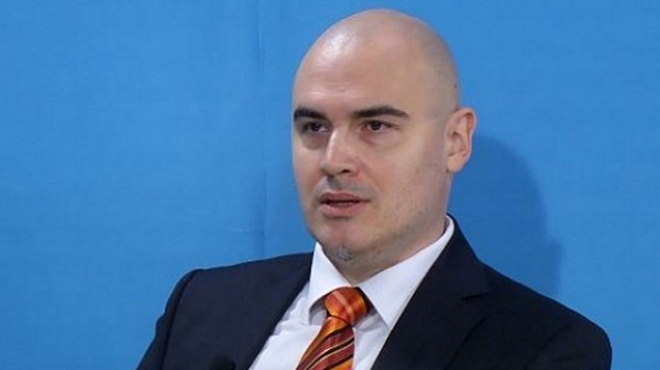 Часове преди връчването на мандата, все повече спрягат Петър Илиев за кандидат-премиер