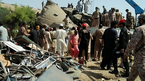 Катастрофа на влакове в Пакистан отне живота на 38 пътници