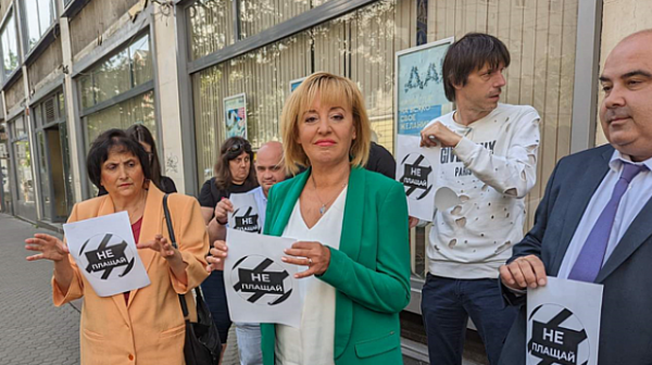 Мая Манолова и Изправи се България облепиха КЕВР и Топлофикация с призив „Не плащай”
