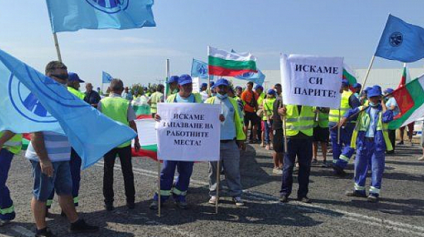Пътни строители блокираха АМ ”Хемус” заради пари и съкращения