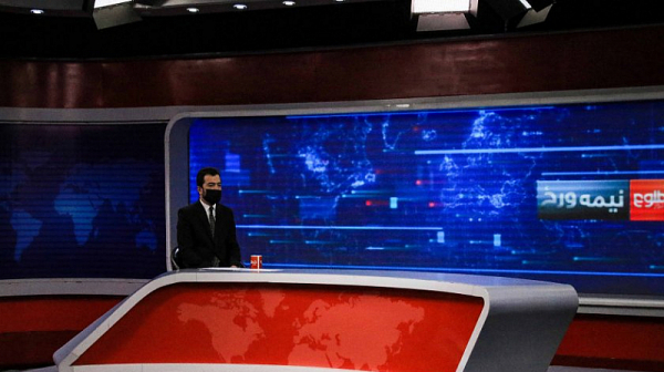 В знак на солидарност: Мъже, водещи в телевизии в Афганистан, покриха лицата си