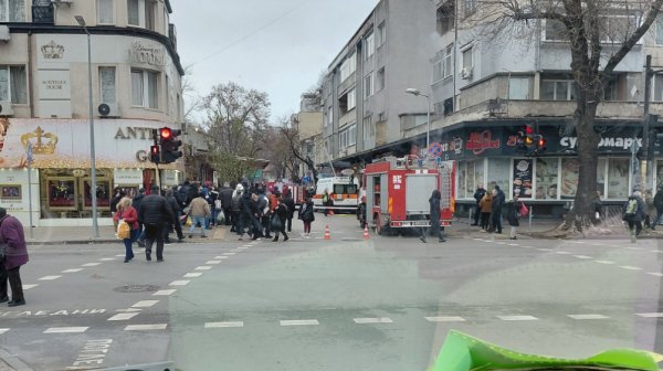 Трагедия във Варна: Шофьор помете хора на тротоар и се вряза в магазин