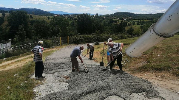 Републиканци за България ремонтираха общински път в Кърджалийско