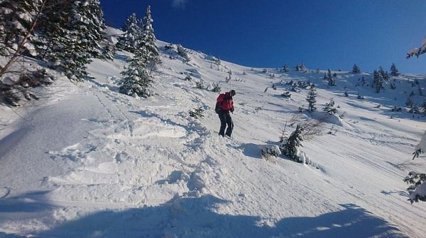 Не ходете в планината днес: Силен вятър, мъгла и повишена лавинна опасност