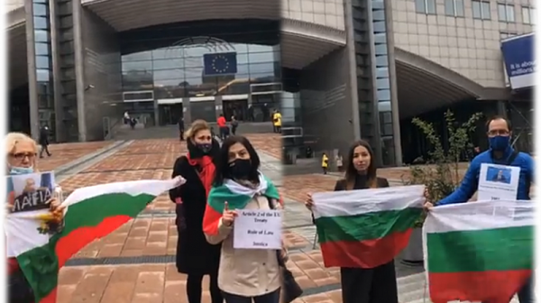 Под прозорците на ЕС - българи отново на протест серщу властта у нас