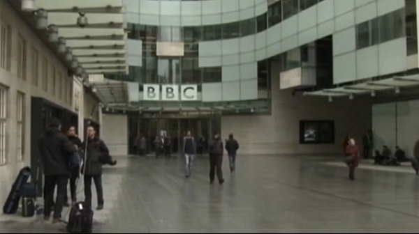 Трусове по върховете на Би Би Си: Генералният директор и шефът на новините напускат