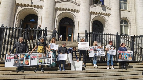 Родители на загинали деца блокираха централна улица в София в протест за справедливост