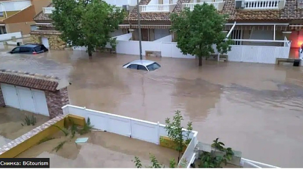 Испания под вода, спасяват блокирани хора