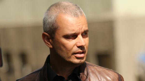 Костадинов гласува с машина за възраждането на България като “свободна и независима държава”