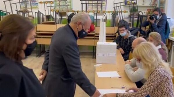 Ахмед Доган пак гласува рано в мълчание