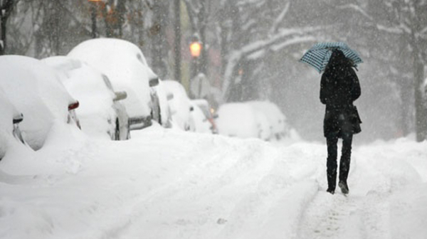 Синоптиците предупреждават: Снеговалеж и виелици ще има над страната в неделя