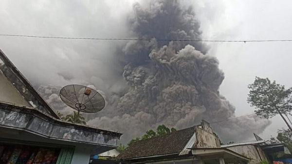 Един загинал и десетки ранени след изригване на вулкан в Индонезия