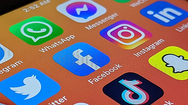 Гърция забранява социалните мрежи за деца под 15 г. от 2027 г.