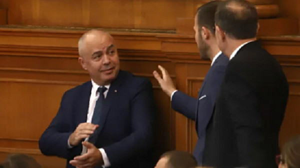 Депутатите Свиленски и Митев се хванаха за гушите в парламента