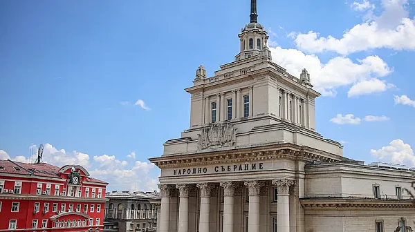 Първи данни от вота: Шест формации в 52-ия парламент