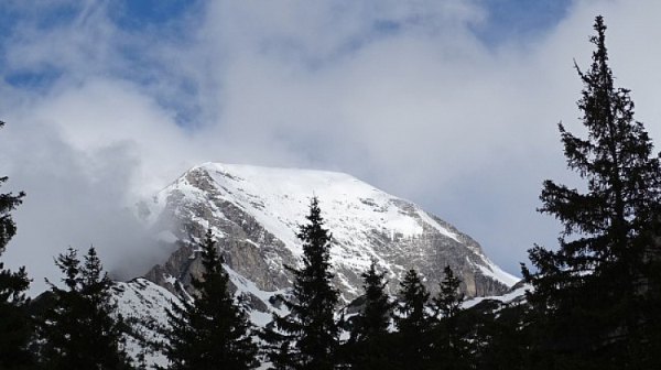 Опасността от лавини в планините продължава