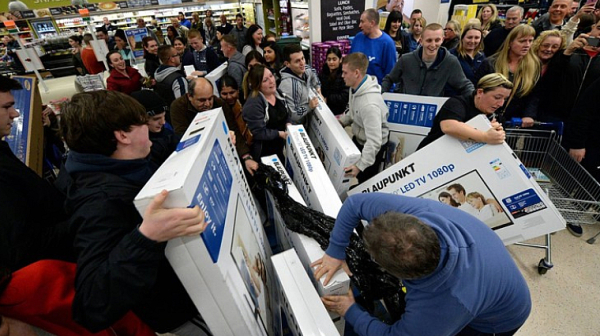 Парадоксът на „Черния петък“ в САЩ: Все повече хора, все по-малко покупки