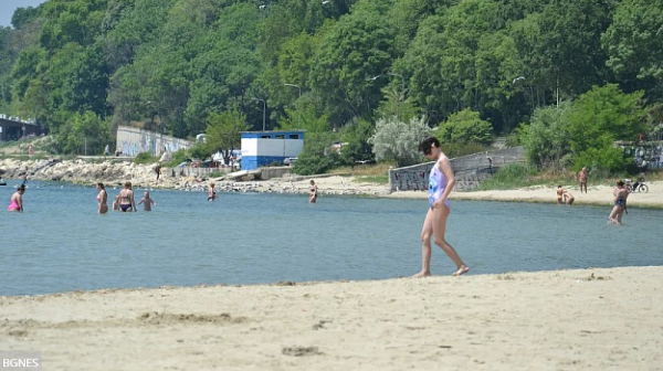 Тих ужас край Варна: Фекални води в морето, къпещи се – бол по плажа