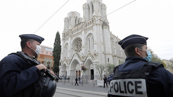 Още арести в Ница: Общо шест задържани след атентата в катедралата ”Нотр Дам”