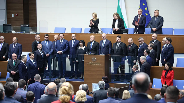 Парламентарна димка: Депутатите гласуват трети вот на недоверие, обречен на провал