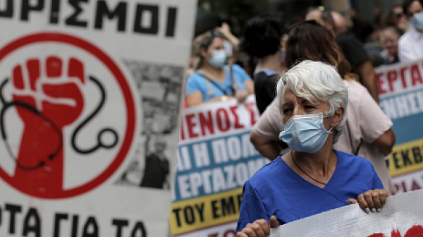 В Гърция вече глобяват за отказ от ваксинация